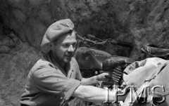 Maj 1944, Cassino, Włochy.
Mechanik naprawiający motocykl.
Fot. Felicjan Maliniak, Instytut Polski im. Gen. Sikorskiego w Londynie [album negatywowy L-I Monte Cassino] - płachta 49