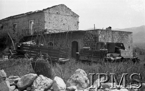 Maj 1944, Cassino, Włochy.
Rozbity czołg niemiecki na tle muru i ruin domu.
Fot. Felicjan Maliniak, Instytut Polski im. Gen. Sikorskiego w Londynie [album negatywowy L-I Monte Cassino] - płachta 49