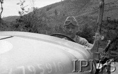 Maj 1944, Cassino, Włochy.
Kierowca w kabinie pojazdu przy kierownicy.
Fot. Felicjan Maliniak, Instytut Polski im. Gen. Sikorskiego w Londynie [album negatywowy L-I Monte Cassino] - płachta 49