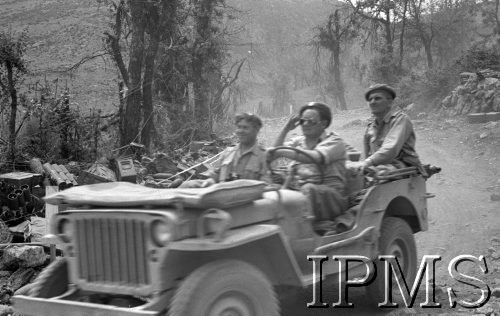 Maj 1944, Cassino, Włochy.
Łazik na drodze.
Fot. Felicjan Maliniak, Instytut Polski im. Gen. Sikorskiego w Londynie [album negatywowy L-I Monte Cassino] - płachta 49