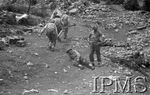 Maj 1944, Cassino, Włochy.
Sanitariusze zbierający rannych z pola bitwy.
Fot. Felicjan Maliniak, Instytut Polski im. Gen. Sikorskiego w Londynie [album negatywowy L-I Monte Cassino] - płachta 49