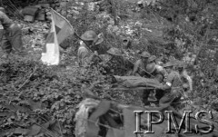 Maj 1944, Cassino, Włochy.
Sanitariusze z flagą Czerwonego Krzyża zbierający rannych z pola bitwy.
Fot. Felicjan Maliniak, Instytut Polski im. Gen. Sikorskiego w Londynie [album negatywowy L-I Monte Cassino] - płachta 49