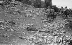 Maj 1944, Cassino, Włochy.
Sanitariusze zbierający rannych z pola bitwy, na pierwszym planie zwłoki żołnierza.
Fot. Felicjan Maliniak, Instytut Polski im. Gen. Sikorskiego w Londynie [album negatywowy L-I Monte Cassino] - płachta 49