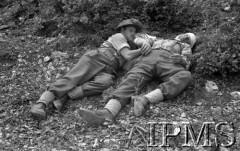 Maj 1944, Cassino, Włochy.
Sanitariusz udzielający ciężko rannemu rannemu pierwszej pomocy.
Fot. Felicjan Maliniak, Instytut Polski im. Gen. Sikorskiego w Londynie [album negatywowy L-I Monte Cassino] - płachta 49