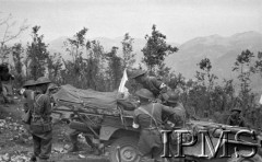 Maj 1944, Cassino, Włochy.
Sanitariusze znoszą zwłoki poległych żołnierzy z pola bitwy i przewożą je na cmentarz pod osłoną Sztandaru Czerwonego Krzyża.
Fot. Felicjan Maliniak, Instytut Polski im. Gen. Sikorskiego w Londynie [album negatywowy L-I Monte Cassino] - płachta 49