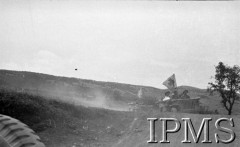 Maj 1944, Cassino, Włochy.
Sanitariusze przewożący zwłoki poległych żołnierzy na cmentarz pod osłoną Sztandaru Czerwonego Krzyża.
Fot. Felicjan Maliniak, Instytut Polski im. Gen. Sikorskiego w Londynie [album negatywowy L-I Monte Cassino] - płachta 49