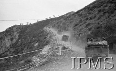 Maj 1944, Cassino, Włochy.
Wozy z rannymi na górskiej drodze.
Fot. Felicjan Maliniak, Instytut Polski im. Gen. Sikorskiego w Londynie [album negatywowy L-I Monte Cassino] - płachta 49