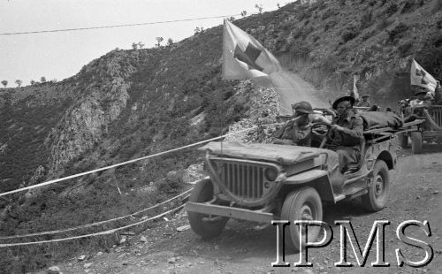 Maj 1944, Cassino, Włochy.
Sanitariusze przewożący zwłoki poległych żołnierzy na cmentarz pod osłoną Sztandaru Czerwonego Krzyża.
Fot. Felicjan Maliniak, Instytut Polski im. Gen. Sikorskiego w Londynie [album negatywowy L-I Monte Cassino] - płachta 49