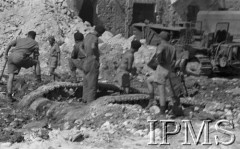 Maj 1944, Cassino, Włochy.
Wśród gruzów i ruin - nasi żołnierze usuwają gruzy, w głębi kilka wozów.
Fot. por. Ostrowski, Instytut Polski im. Gen. Sikorskiego w Londynie [album negatywowy L-II Monte Cassino] - płachta 1