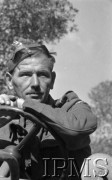Maj 1944, Cassino, Włochy.
Portret kierowcy przy kierownicy - kpr. Alojzy Pyszny.
Fot. por. Ostrowski, Instytut Polski im. Gen. Sikorskiego w Londynie [album negatywowy L-II Monte Cassino] - płachta 1
