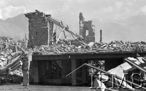 Maj 1944, Cassino, Włochy.
Ruiny domów w dolinie - w tle góry.
Fot. por. Ostrowski, Instytut Polski im. Gen. Sikorskiego w Londynie [album negatywowy L-II Monte Cassino] - płachta 1