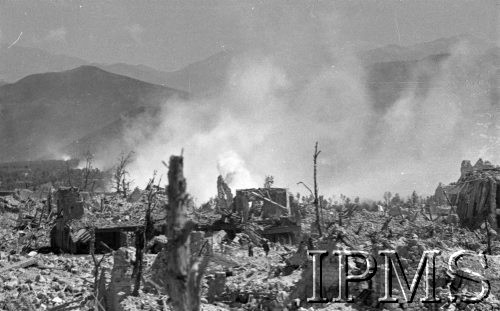 Maj 1944, Massa Albaneta, Włochy.
Ruiny zamku na tle dymów. W głębi góry.
Fot. por. Ostrowski, Instytut Polski im. Gen. Sikorskiego w Londynie [album negatywowy L-II Monte Cassino] - płachta 1
