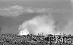 Maj 1944, Cassino, Włochy.
Dymy z wybuchających pocisków ścielące się na ziemi.
Fot. por. Ostrowski, Instytut Polski im. Gen. Sikorskiego w Londynie [album negatywowy L-II Monte Cassino] - płachta 1