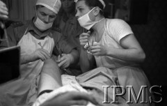 Maj 1944, Cassino, Włochy.
Szpital polowy, lekarz podczas operacji kolana.
Fot. por. Ostrowski, Instytut Polski im. Gen. Sikorskiego w Londynie [album negatywowy L-II Monte Cassino] - płachta 2