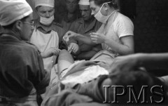 Maj 1944, Cassino, Włochy.
Szpital polowy, lekarz podczas operacji kolana.
Fot. por. Ostrowski, Instytut Polski im. Gen. Sikorskiego w Londynie [album negatywowy L-II Monte Cassino] - płachta 2
