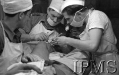 Maj 1944, Cassino, Włochy.
Szpital polowy, lekarze podczas operacji kolana.
Fot. por. Ostrowski, Instytut Polski im. Gen. Sikorskiego w Londynie [album negatywowy L-II Monte Cassino] - płachta 2

