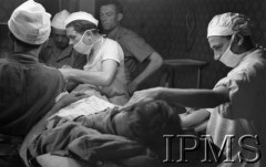 Maj 1944, Cassino, Włochy.
Szpital polowy, lekarze podczas operacji kolana.
Fot. por. Ostrowski, Instytut Polski im. Gen. Sikorskiego w Londynie [album negatywowy L-II Monte Cassino] - płachta 2
