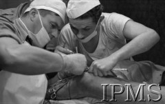 Maj 1944, Cassino, Włochy.
Szpital polowy, lekarz podczas operacji kolana.
Fot. por. Ostrowski, Instytut Polski im. Gen. Sikorskiego w Londynie [album negatywowy L-II Monte Cassino] - płachta 2
