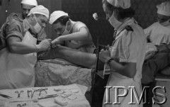 Maj 1944, Cassino, Włochy.
Szpital polowy, lekarze podczas operacji kolana.
Fot. por. Ostrowski, Instytut Polski im. Gen. Sikorskiego w Londynie [album negatywowy L-II Monte Cassino] - płachta 2
