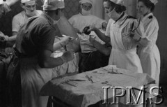 Maj 1944, Cassino, Włochy.
Szpital polowy, lekarz podczas operacji kolana, z prawej dwie pielęgniarki.
Fot. por. Ostrowski, Instytut Polski im. Gen. Sikorskiego w Londynie [album negatywowy L-II Monte Cassino] - płachta 2
