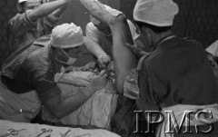 Maj 1944, Cassino, Włochy.
Szpital polowy, lekarz wyjmujący odłamki z uda rannego żołnierza.
Fot. por. Ostrowski, Instytut Polski im. Gen. Sikorskiego w Londynie [album negatywowy L-II Monte Cassino] - płachta 2
