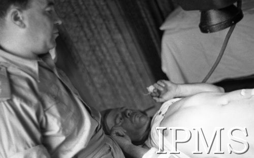 Maj 1944, Cassino, Włochy.
Szpital polowy, lekarz i ranny.
Fot. por. Ostrowski, Instytut Polski im. Gen. Sikorskiego w Londynie [album negatywowy L-II Monte Cassino] - płachta 2
