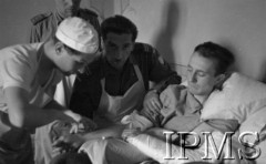 Maj 1944, Cassino, Włochy.
Szpital polowy, opatrywanie rannego.
Fot. por. Ostrowski, Instytut Polski im. Gen. Sikorskiego w Londynie [album negatywowy L-II Monte Cassino] - płachta 2
