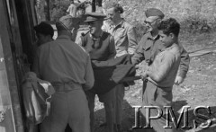 Maj 1944, Cassino, Włochy.
Szpital polowy, sanitariusze wynoszący rannych z karetki.
Fot. por. Ostrowski, Instytut Polski im. Gen. Sikorskiego w Londynie [album negatywowy L-II Monte Cassino] - płachta 3
