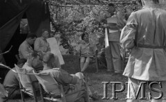 Maj 1944, Cassino, Włochy.
Kwatera Dywizji 2 Korpusu, gen. Władysław Anders siedzi z grupką korespondentów prasowych polskich i alianckich, obok niego siedzi major Józef Czapski, stoi ppor. Eugeniusz Lubomirski.
Fot. por. Ostrowski, Instytut Polski im. Gen. Sikorskiego w Londynie [album negatywowy L-II Monte Cassino] - płachta 3