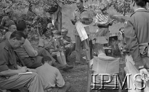 Maj 1944, Cassino, Włochy.
Kwatera Dywizji 2 Korpusu, gen. Władysław Anders siedzi z grupką korespondentów prasowych polskich i alianckich, obok niego siedzi major Józef Czapski, stoi ppor. Eugeniusz Lubomirski.
Fot. por. Ostrowski, Instytut Polski im. Gen. Sikorskiego w Londynie [album negatywowy L-II Monte Cassino] - płachta 3