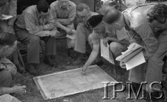 Maj 1944, Cassino, Włochy.
Kwatera Główna Dowódcy 2 Korpusu. Gen. Władysław Anders nachylony nad mapą leżącą na ziemi objaśnia dziennikarzom sytuację wojska polskiego w czasie bitwy, obok generała z lewej siedzi major Józef Czapski. 
Fot. por. Ostrowski, Instytut Polski im. Gen. Sikorskiego w Londynie [album negatywowy L-II Monte Cassino] - płachta 3