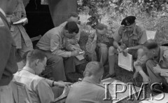Maj 1944, Cassino, Włochy.
Kwatera Główna Dowódcy 2 Korpusu. Gen. Władysław Anders nachylony nad mapą objaśnia dziennikarzom sytuację wojska polskiego w czasie bitwy, obok generała z lewej siedzi major Józef Czapski. 
Fot. por. Ostrowski, Instytut Polski im. Gen. Sikorskiego w Londynie [album negatywowy L-II Monte Cassino] - płachta 3