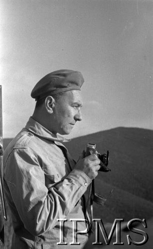 Maj 1944, Cassino, Włochy.
Portret żołnierza z aparatem fotograficznym.
Fot. por. Ostrowski, Instytut Polski im. Gen. Sikorskiego w Londynie [album negatywowy L-II Monte Cassino] - płachta 3