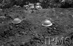Maj 1944, Cassino, Włochy.
Pierwsze żołnierskie mogiły na jednym z pierwszych polowych cmentarzy. 
Fot. por. Ostrowski, Instytut Polski im. Gen. Sikorskiego w Londynie [album negatywowy L-II Monte Cassino] - płachta 4
