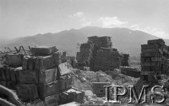 Maj 1944, Cassino, Włochy.
Skrzynie amunicyjne i pociski.
Fot. por. Ostrowski, Instytut Polski im. Gen. Sikorskiego w Londynie [album negatywowy L-II Monte Cassino] - płachta 4