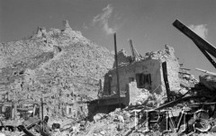 Maj 1944, Cassino, Włochy.
Ruiny na stoku wzgórza.
Fot. por. Ostrowski, Instytut Polski im. Gen. Sikorskiego w Londynie [album negatywowy L-II Monte Cassino] - płachta 4
