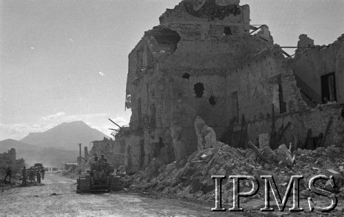 Maj 1944, Cassino, Włochy.
Ruiny budynków przy drodze.
Fot. por. Ostrowski, Instytut Polski im. Gen. Sikorskiego w Londynie [album negatywowy L-II Monte Cassino] - płachta 4