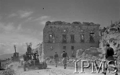 Maj 1944, Cassino, Włochy.
Ruiny miasteczka, pojazd na drodze.
Fot. por. Ostrowski, Instytut Polski im. Gen. Sikorskiego w Londynie [album negatywowy L-II Monte Cassino] - płachta 4