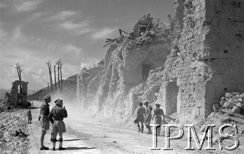 Maj 1944, Cassino, Włochy.
Zniszczone domy wzdłuż ulicy.
Fot. por. Ostrowski, Instytut Polski im. Gen. Sikorskiego w Londynie [album negatywowy L-II Monte Cassino] - płachta 4