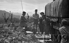 Maj 1944, Cassino, Włochy.
Ciężarówka wśród ruin, obok żołnierze jedzący śniadanie.
Fot. por. Ostrowski, Instytut Polski im. Gen. Sikorskiego w Londynie [album negatywowy L-II Monte Cassino] - płachta 4