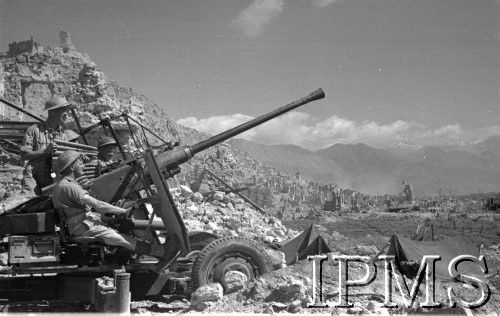 Maj 1944, Cassino, Włochy.
Działo przeciwlotnicze na pozycji, obok namioty. Na stokach wzgórza ruiny miasteczka.
Fot. por. Ostrowski, Instytut Polski im. Gen. Sikorskiego w Londynie [album negatywowy L-II Monte Cassino] - płachta 4