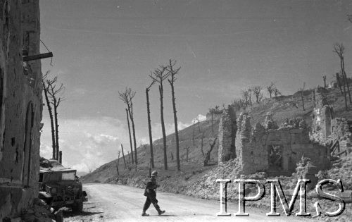 Maj 1944, Cassino, Włochy.
Ruiny domów, żołnierz na drodze.
Fot. por. Ostrowski, Instytut Polski im. Gen. Sikorskiego w Londynie [album negatywowy L-II Monte Cassino] - płachta 4