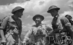 Maj 1944, Cassino, Włochy.
Trzej żołnierze w czasie rozmowy.
Fot. por. Ostrowski, Instytut Polski im. Gen. Sikorskiego w Londynie [album negatywowy L-II Monte Cassino] - płachta 5