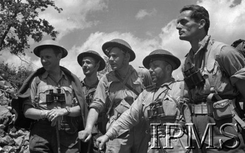 Maj 1944, Cassino, Włochy.
Grupa uczestników walk po akcji.
Fot. por. Ostrowski, Instytut Polski im. Gen. Sikorskiego w Londynie [album negatywowy L-II Monte Cassino] - płachta 5