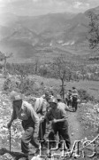 Maj 1944, Cassino, Włochy.
Lżej ranni żołnierze schodzą z pola walki pod opieką sanitariuszy.
Fot. por. Ostrowski, Instytut Polski im. Gen. Sikorskiego w Londynie [album negatywowy L-II Monte Cassino] - płachta 5

