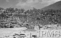 Maj 1944, Cassino, Włochy.
Odcinek walk żołnierzy 2 Korpusu, umocnienia na zboczu wzgórza.
Fot. por. Ostrowski, Instytut Polski im. Gen. Sikorskiego w Londynie [album negatywowy L-II Monte Cassino] - płachta 5