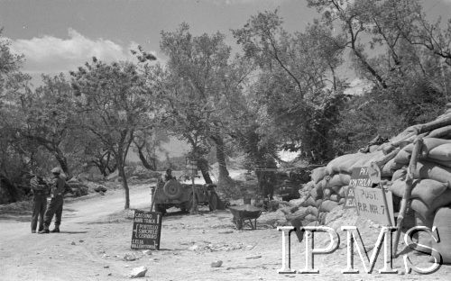 Maj 1944, Cassino, Włochy.
Punkt kontrolny na szosie wiodącej z Cassino do Portello - S.Michele i Cervazo. Szosa gęsto osłonieta drzewami.
Fot. por. Ostrowski, Instytut Polski im. Gen. Sikorskiego w Londynie [album negatywowy L-II Monte Cassino] - płachta 5