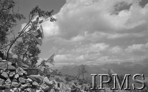 Maj 1944, Cassino, Włochy.
Wysunięty na samo pole walki punkt opatrunkowy oznaczony flagami Czerwonego Krzyża.
Fot. por. Ostrowski, Instytut Polski im. Gen. Sikorskiego w Londynie [album negatywowy L-II Monte Cassino] - płachta 5