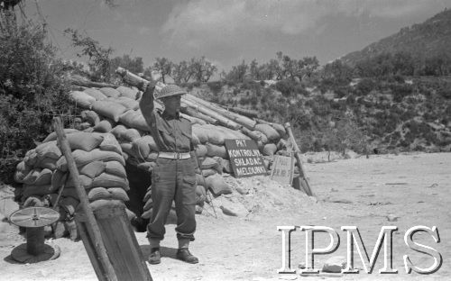 Maj 1944, Cassino, Włochy.
Żandarm na punkcie kontrolnym, ziemianka, w której mieścił się posterunek jest obłożona workami z piaskiem.
Fot. por. Ostrowski, Instytut Polski im. Gen. Sikorskiego w Londynie [album negatywowy L-II Monte Cassino] - płachta 5