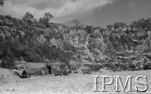 Maj 1944, Cassino, Włochy.
Odcinek walk żołnierzy 2 Korpusu, umocnienia na zboczu wzgórza.
Fot. por. Ostrowski, Instytut Polski im. Gen. Sikorskiego w Londynie [album negatywowy L-II Monte Cassino] - płachta 5
